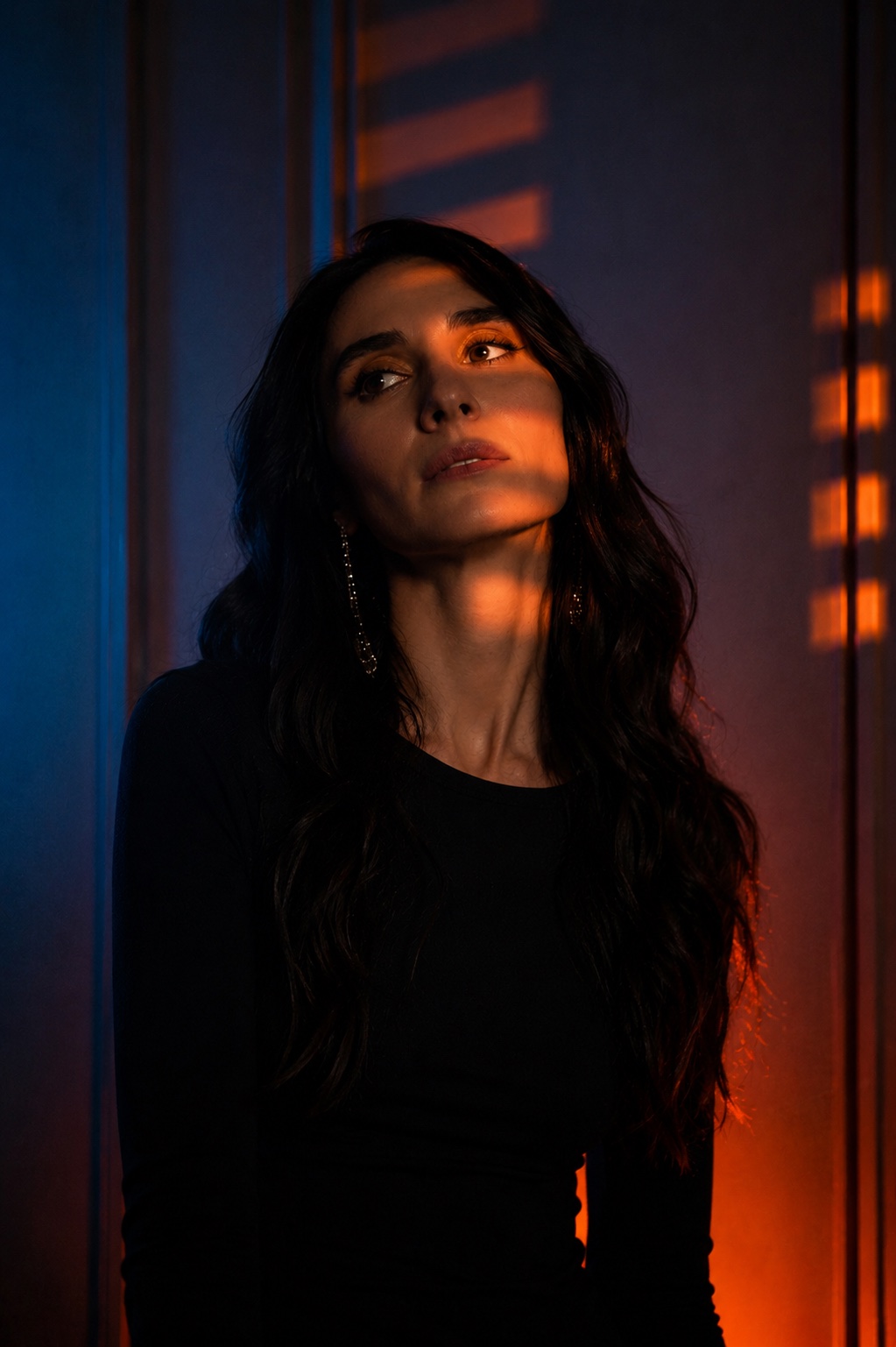 Portrait WildGirl entre lumière bleue et orange