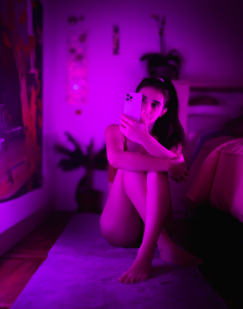 Autoportrait de WildGirl sous une lumière violette
